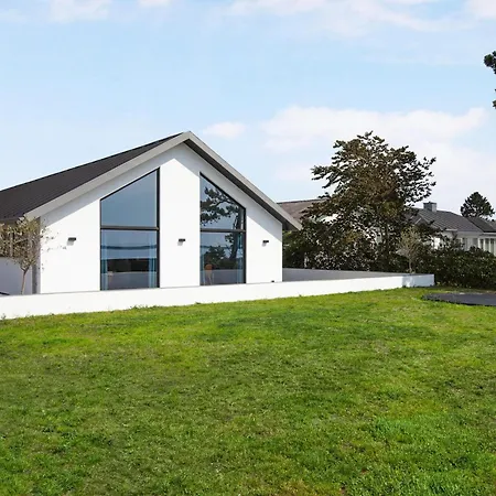 Lovely With Sea View And Activity Room, Holiday home *